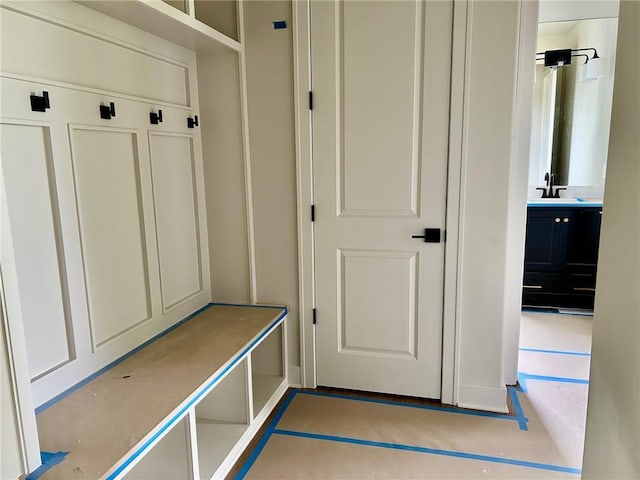 10303 W 151st Ter, Overland Park, KS 66221 - mudroom featuring a sink