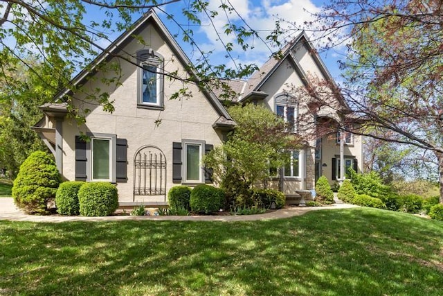 view of front facade with stucco siding and a front lawn