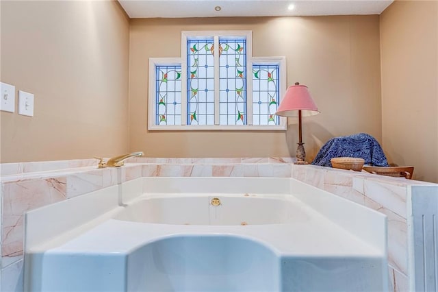 521 W Sugar Lake Dr, Mound City, KS 66056 - full bath featuring a whirlpool tub