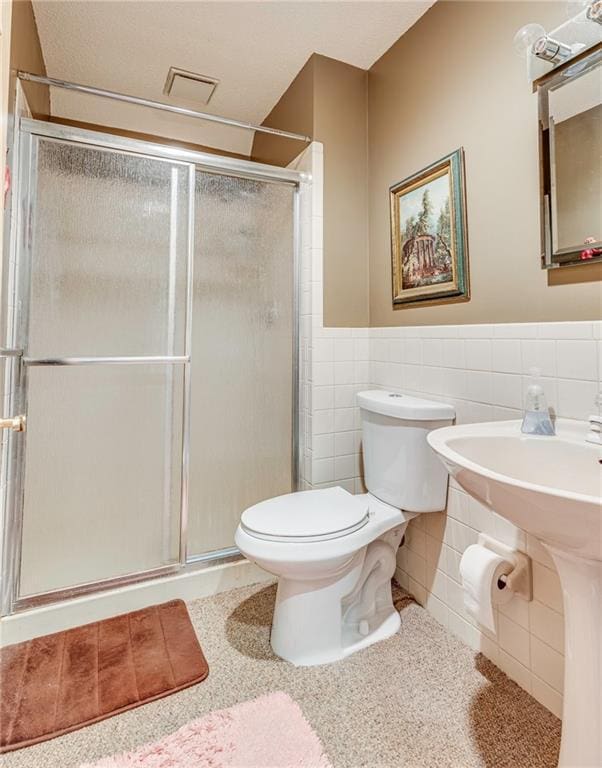 521 W Sugar Lake Dr, Mound City, KS 66056 - full bathroom featuring tile walls, a shower stall, and wainscoting