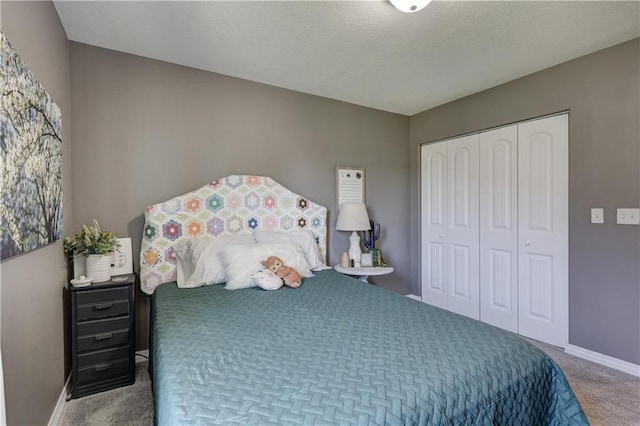 bedroom featuring carpet floors, baseboards, and a closet