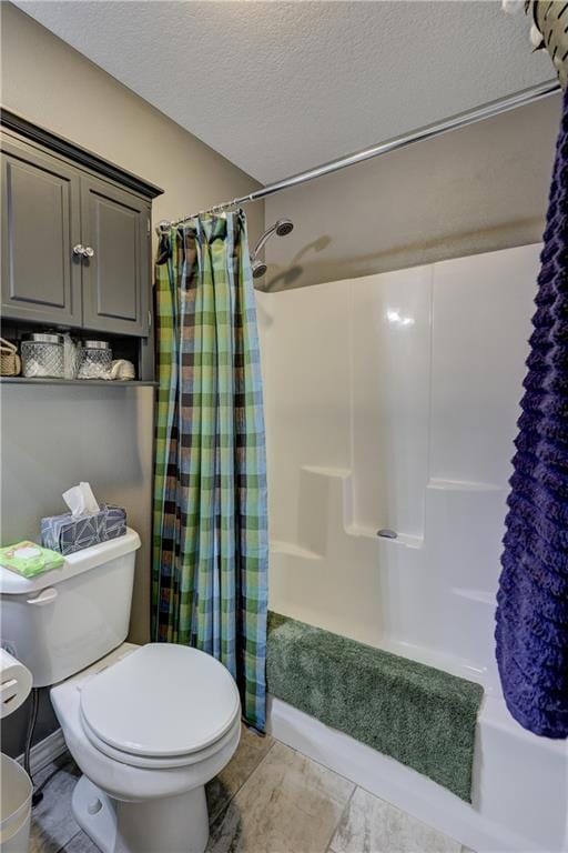 full bath with toilet, a textured ceiling, and shower / bathtub combination with curtain