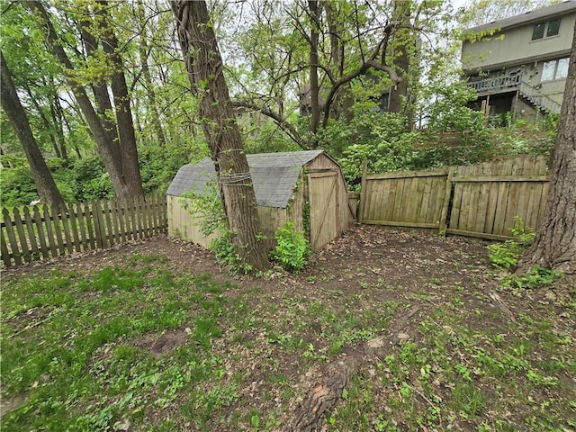 view of yard featuring an outdoor structure, a shed, and a fenced backyard