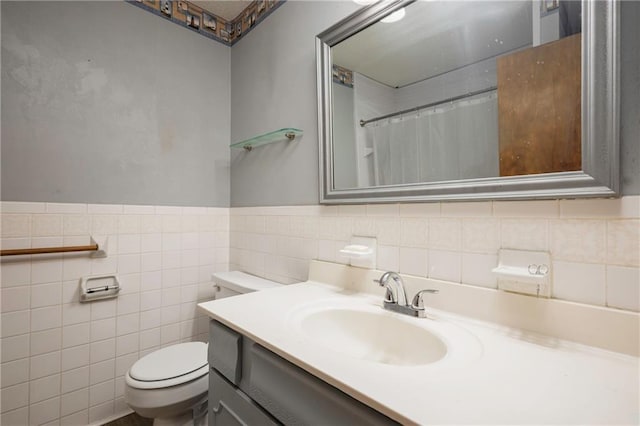 full bathroom featuring tile walls, a shower with shower curtain, toilet, and vanity