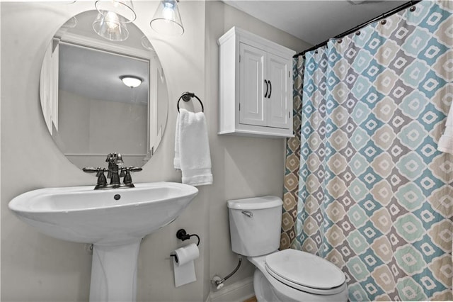 5510 W 153rd Ter, Overland Park, KS 66223 - full bath with toilet, a shower with curtain, and baseboards