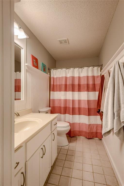 18716 W 164th Ter, Olathe, KS 66062 - full bath with vanity, a textured ceiling, toilet, tile patterned floors, and a shower with curtain