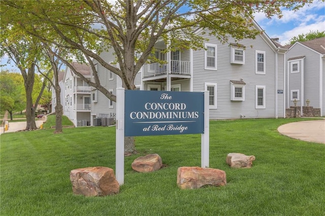community / neighborhood sign featuring a lawn
