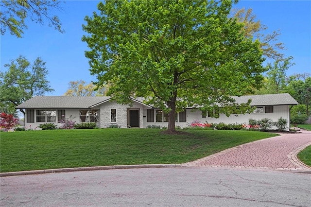 9818 Overbrook Ct, Leawood, KS 66206 - single story home featuring a front yard