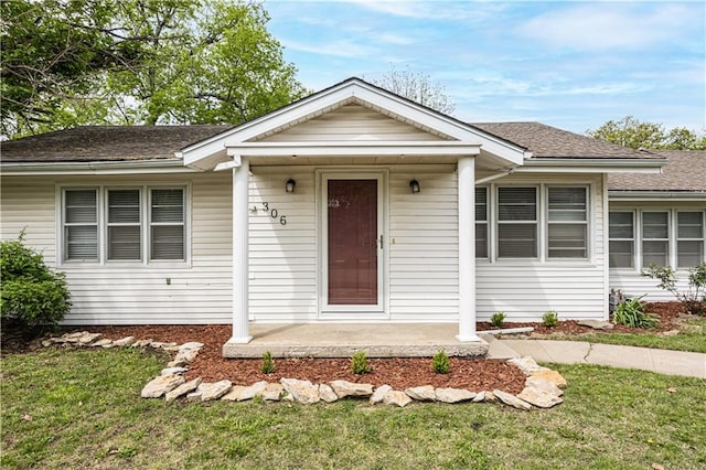 306 S 5th St, Neodesha, KS 66757 - view of front of home featuring a shingled roof and a front lawn