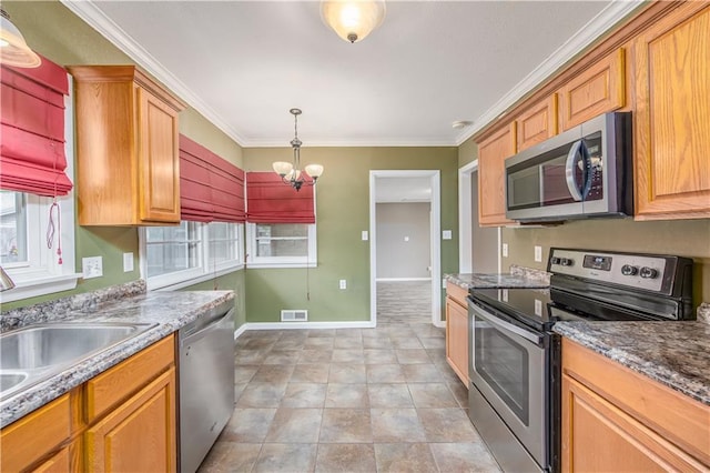 306 S 5th St, Neodesha, KS 66757 - kitchen featuring a sink, an inviting chandelier, stainless steel appliances, crown molding, and visible vents