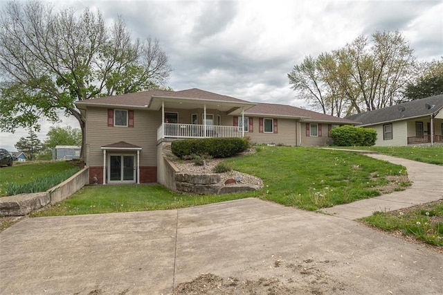 view of front of house featuring a front lawn