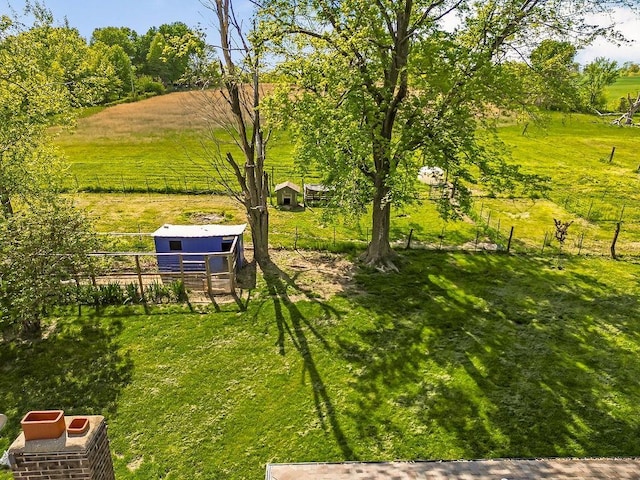 view of yard featuring an outdoor structure