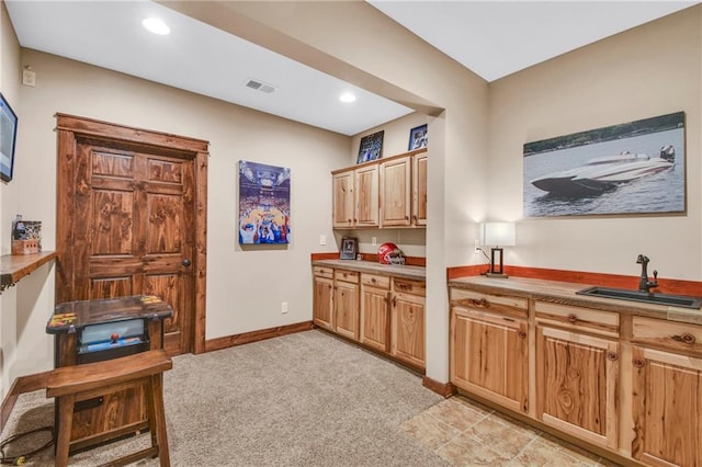 bar with visible vents, light carpet, baseboards, recessed lighting, and a sink