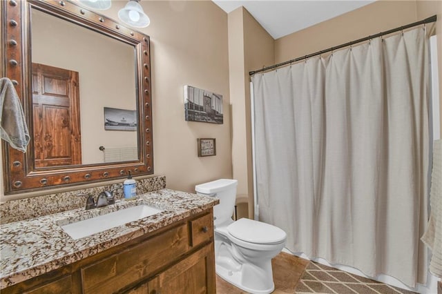 full bath featuring vanity, a shower with shower curtain, and toilet
