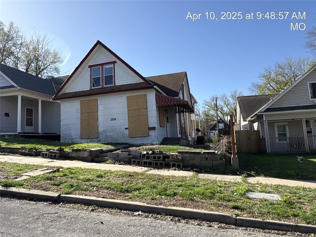 2204 Seneca St, Saint Joseph, MO 64507 - view of front facade featuring fence