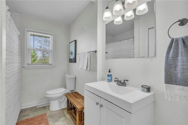 bathroom with a shower with curtain, vanity, baseboards, toilet, and an inviting chandelier