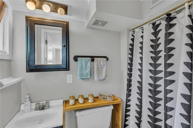 full bathroom featuring visible vents, vanity, toilet, and a shower with curtain