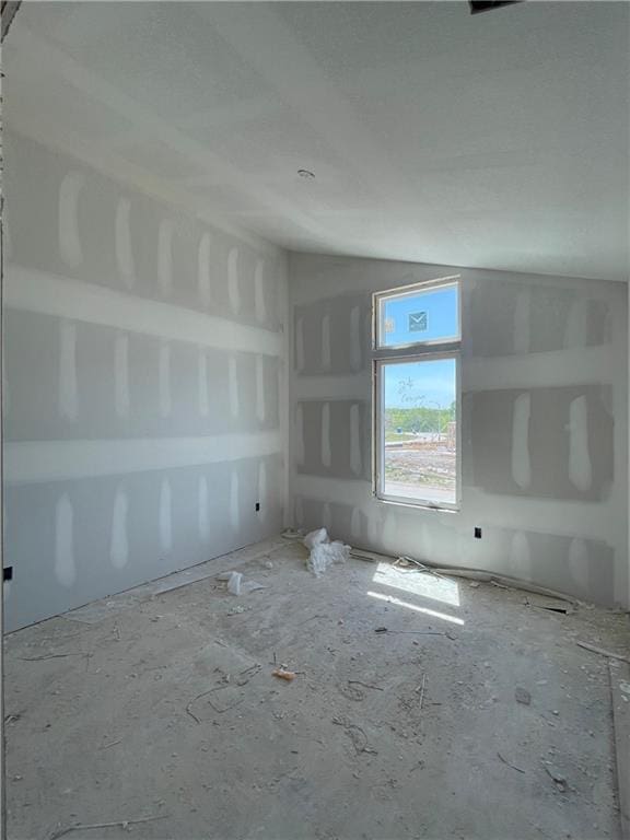 1226 NE 122nd St, Kansas City, MO 64165 - empty room featuring vaulted ceiling