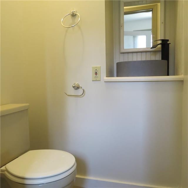 101 E 3rd St, Stanberry, MO 64489 - half bath featuring toilet and baseboards