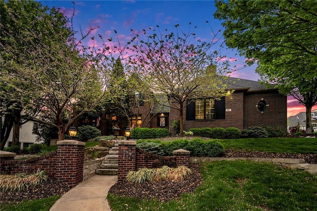 view of front of house featuring a lawn