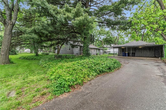 view of front of home featuring driveway and a front yard