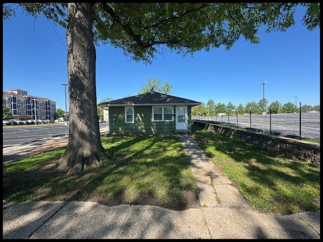 708 Highland Ave, Warrensburg, MO 64093 - bungalow-style house featuring a front yard and fence