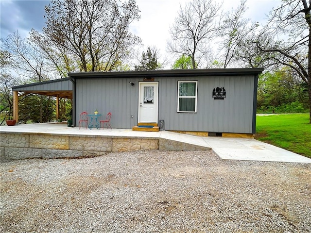 58 E Sugar Lake Cv, Mound City, KS 66056 - view of front facade featuring a patio, crawl space, and a front yard