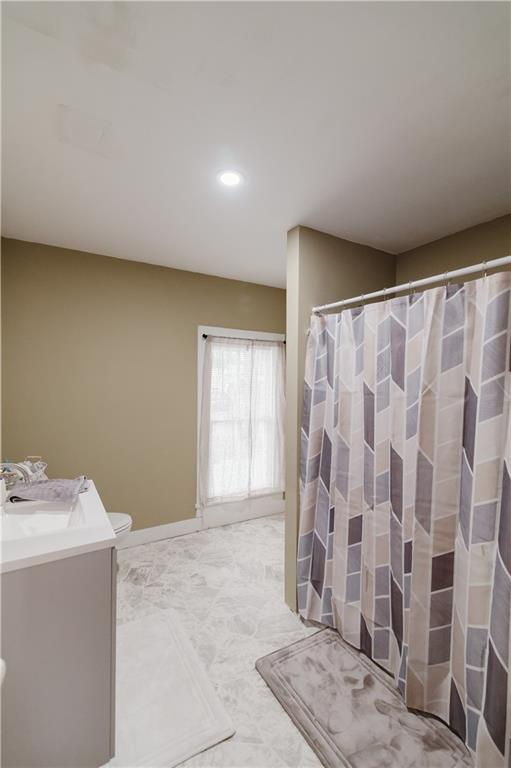 full bath with vanity, curtained shower, toilet, baseboards, and recessed lighting