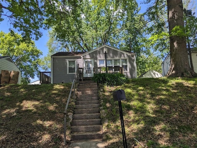 1114 Dakota St, Leavenworth, KS 66048 - view of front of property with stairway and a front yard
