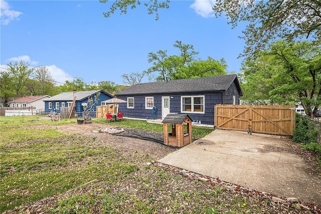 single story home featuring a front yard, fence, and a gate