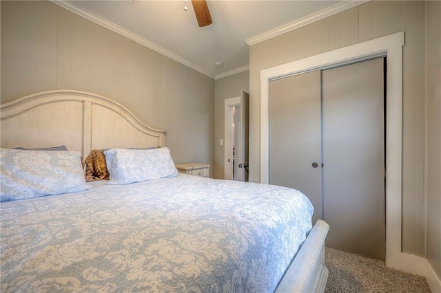 carpeted bedroom with crown molding, a ceiling fan, and a closet