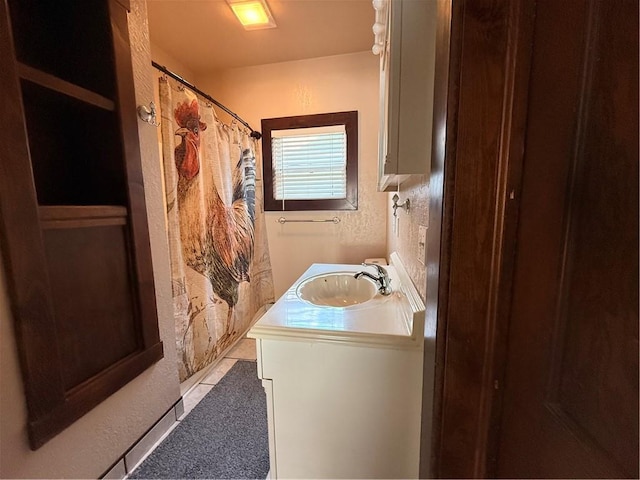 1450 Central St, Leavenworth, KS 66048 - full bath with a shower with curtain and vanity