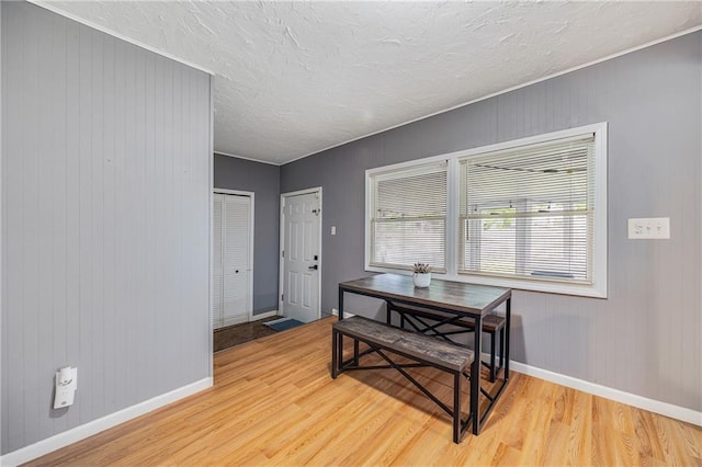 501 N Westwood Dr, Independence, MO 64050 - dining area featuring baseboards, plenty of natural light, light wood-type flooring, and a textured ceiling