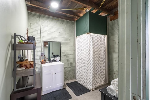 full bath featuring vanity and a shower with curtain