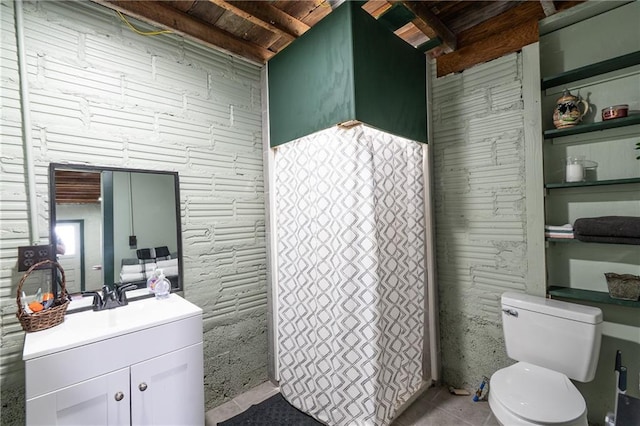 full bathroom with toilet, a shower with curtain, wooden ceiling, and vanity