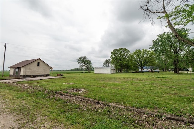 view of yard featuring an outdoor structure