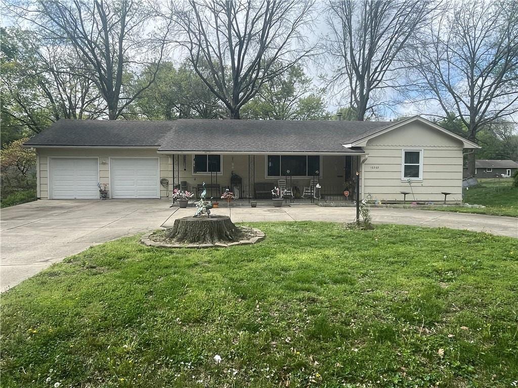 10505 E 69th St, Raytown, MO 64133 - ranch-style home featuring driveway, a front lawn, covered porch, and an attached garage