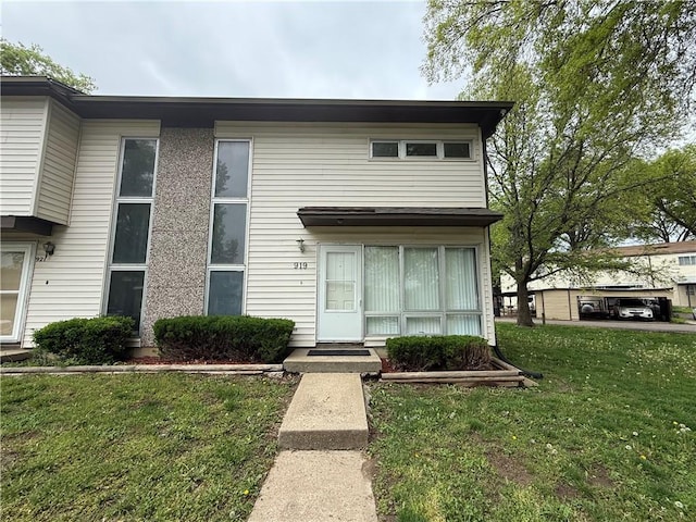 multi unit property featuring a front yard