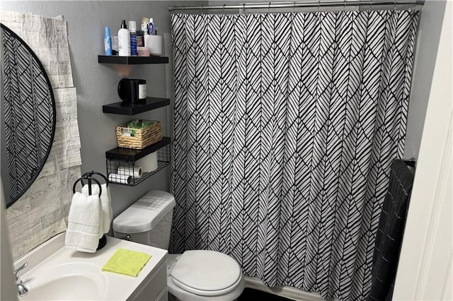 full bathroom featuring a textured wall, toilet, a shower with curtain, and vanity