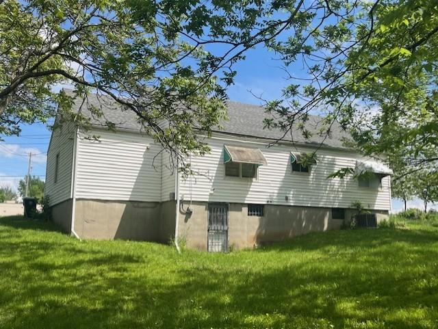 4748 Eastern Ave, Kansas City, MO 64129 - back of property with a yard