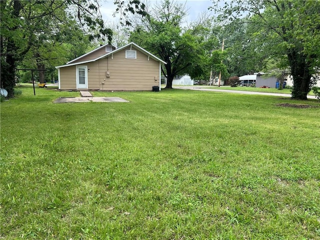 view of yard featuring a patio
