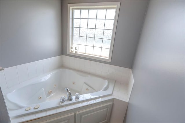 812 SW Stablewood Cir, Lees Summit, MO 64081 - full bathroom featuring a whirlpool tub