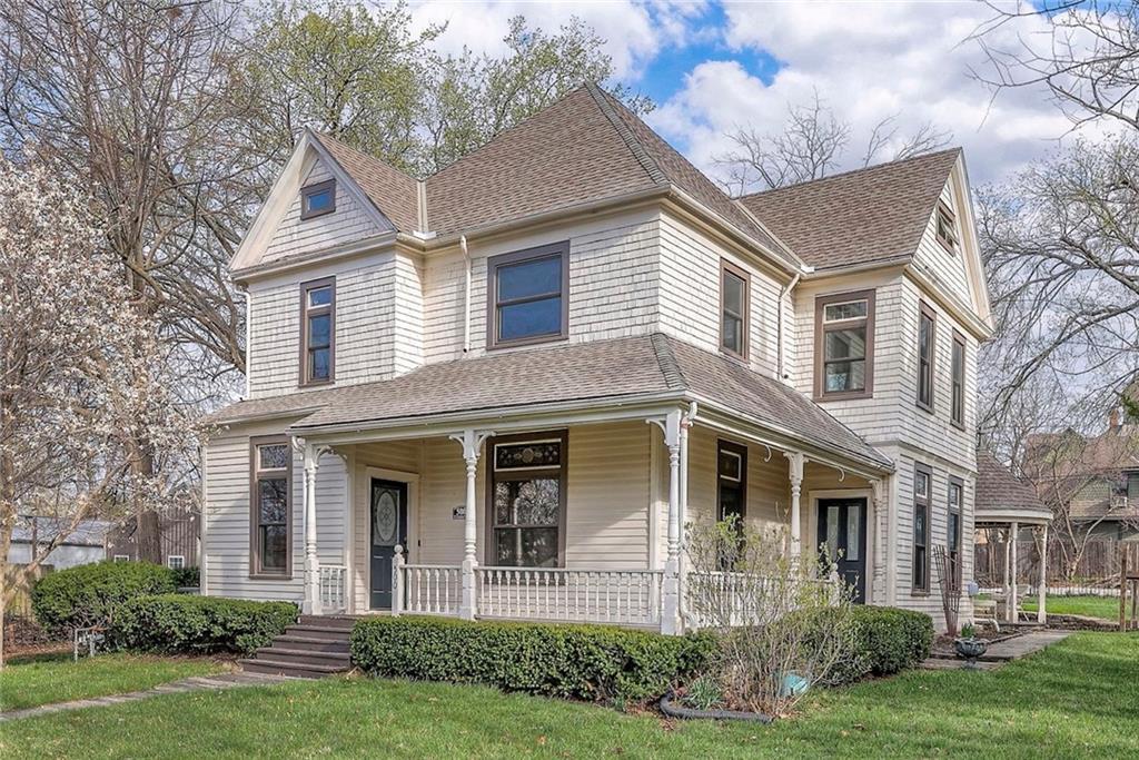500 W Mechanic St, Harrisonville, MO 64701 - victorian house with roof with shingles, covered porch, and a front yard