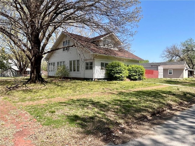 view of front of home featuring a front yard