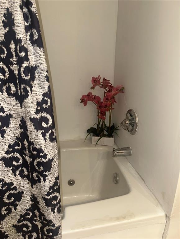 300 W Sea Ave, Independence, MO 64050 - full bath with a bathtub and a shower with curtain