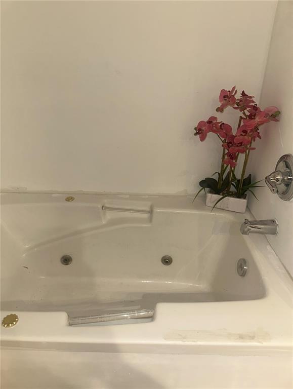 300 W Sea Ave, Independence, MO 64050 - bathroom with a jetted tub
