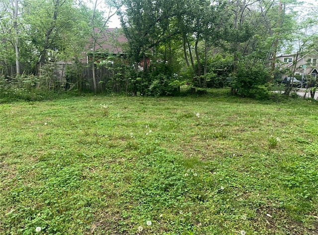 300 W Sea Ave, Independence, MO 64050 - view of yard featuring fence