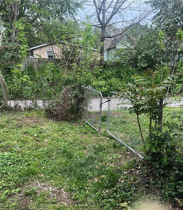 300 W Sea Ave, Independence, MO 64050 - view of yard featuring fence