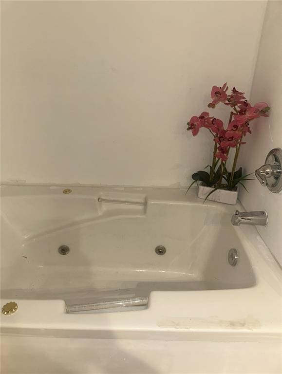 300 W Sea Ave, Independence, MO 64050 - bathroom featuring a whirlpool tub