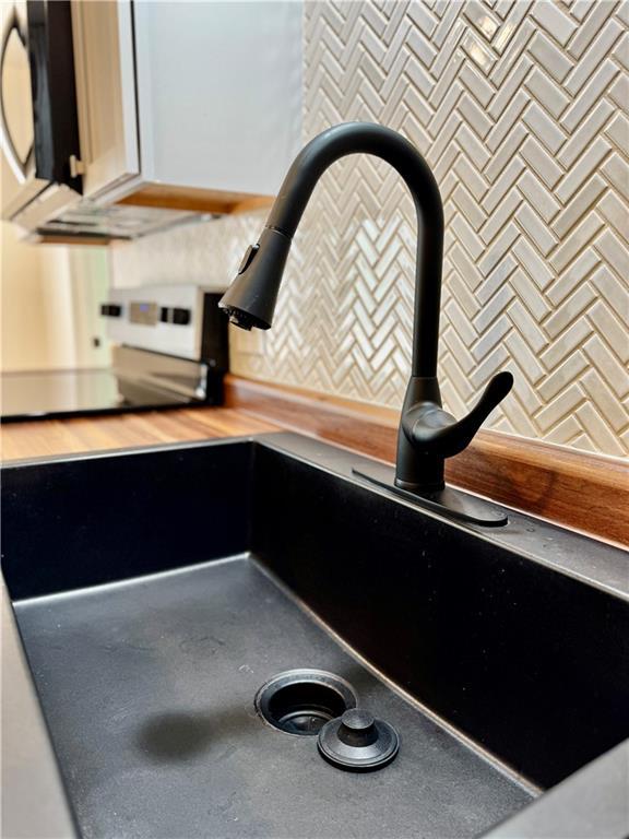 1502 6th Ave, Saint Joseph, MO 64505 - room details with a sink
